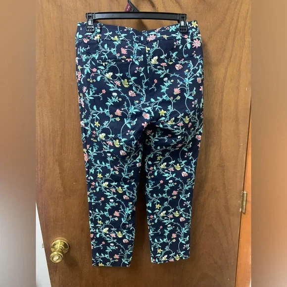 Cropped Navy Floral Pants - Picture 7 of 8